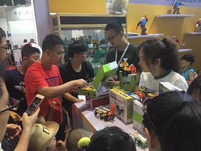 教育科技新浪潮 機(jī)器人“體驗(yàn)官”的京津冀酒店探索之旅